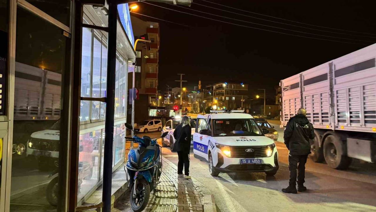 Burdur'da markette raf ve cam kapısını kıran kadın adli kontrolle serbest bırakıldı