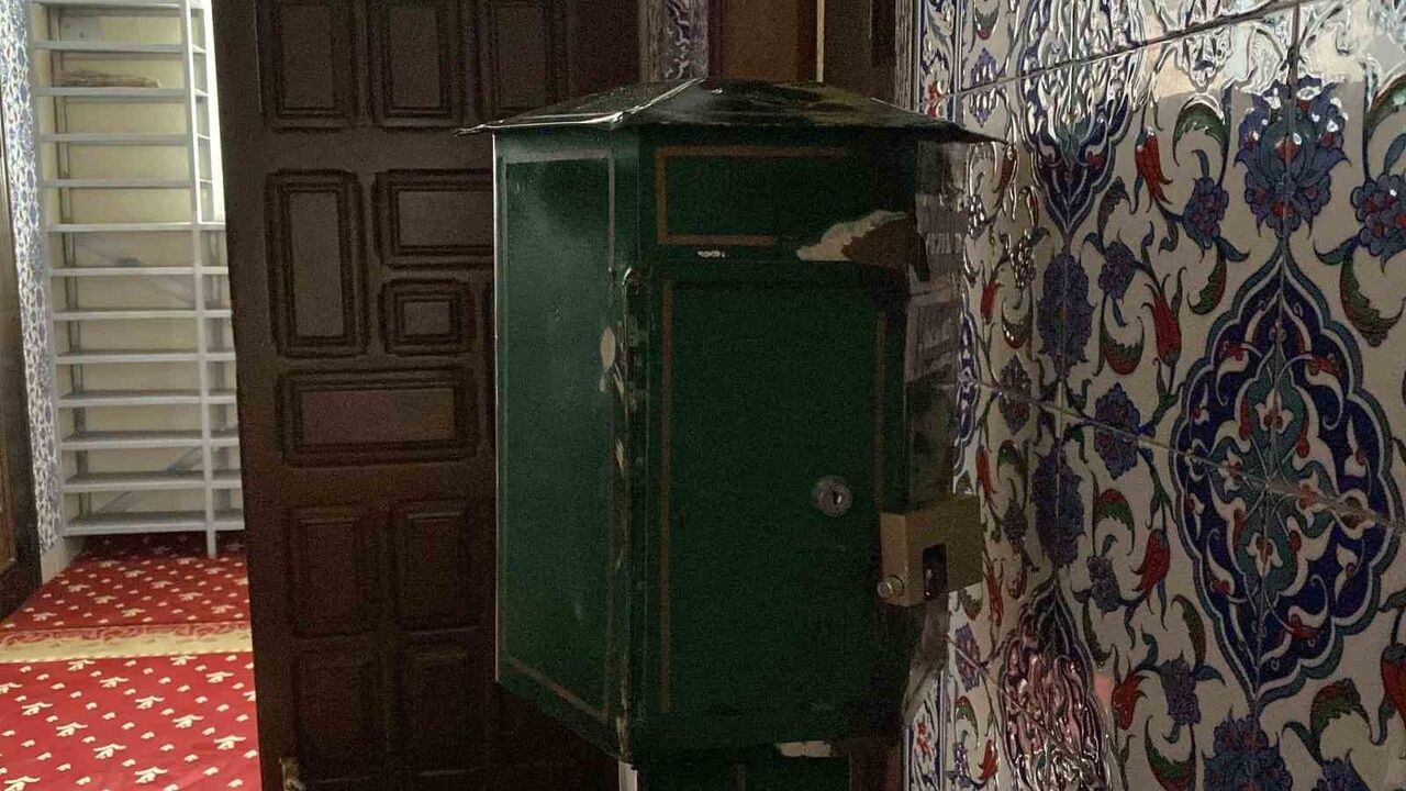 Burdur’da Mevlana Camisi’nde bağış kutusunu açamayan iki şüpheli kamerada
