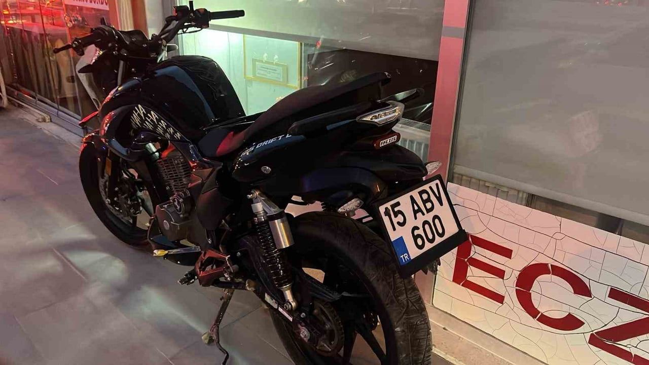 Burdur'da motosiklet park halindeki otomobile çarptı — 2 genç yaralandı