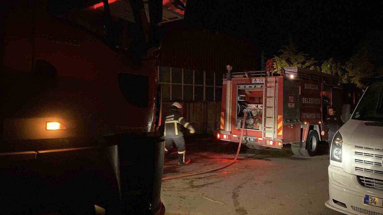 Burdur'da oto boyama atölyesinde yangın — itfaiye söndürdü