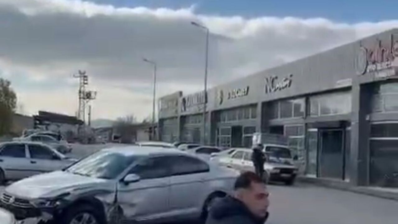 Burdur'da oto yıkamada izinsiz alınan lüks otomobil 3 araca çarptı: 1 yaralı