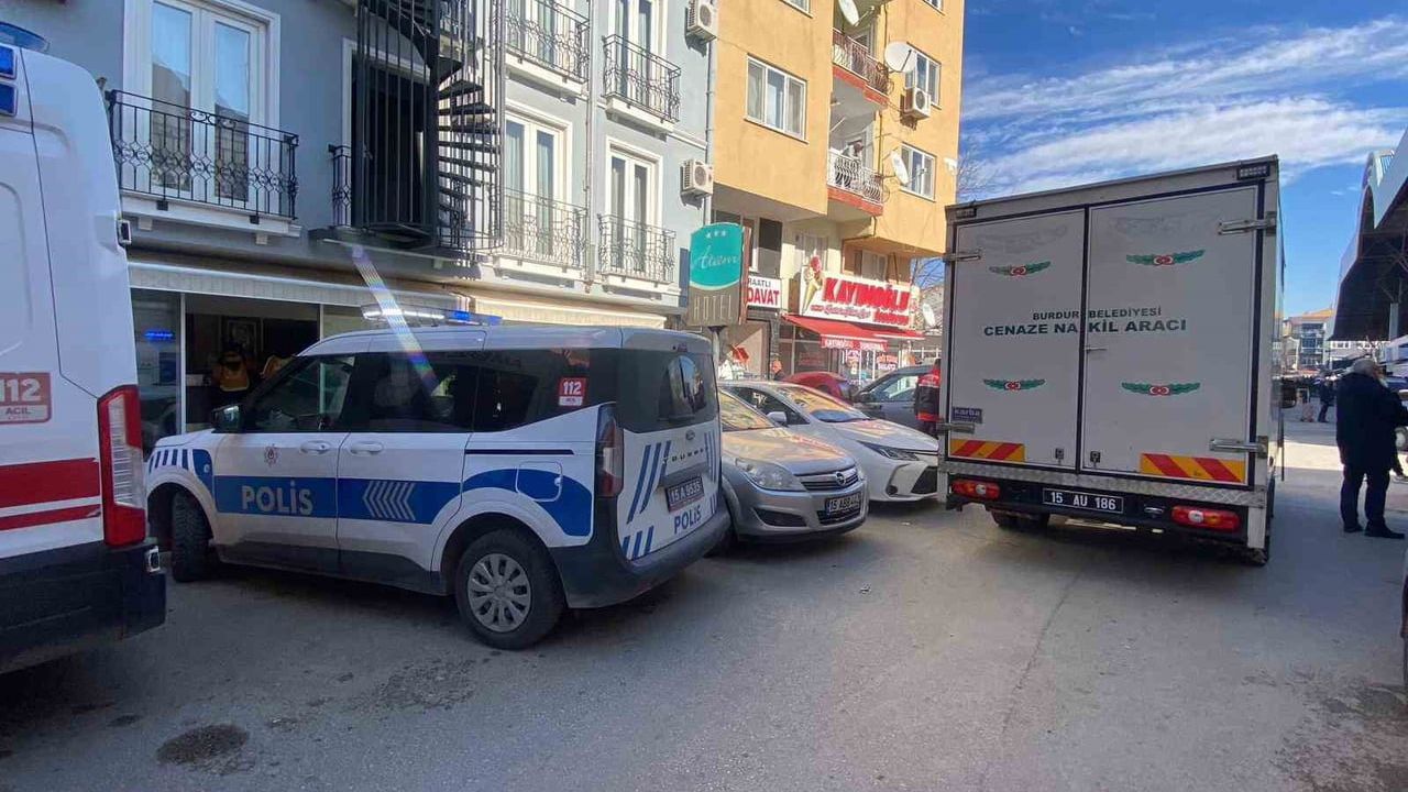 Burdur'da otobüs şoförü otelde ölü bulundu; yetkililer kalp krizi ihtimalini inceliyor