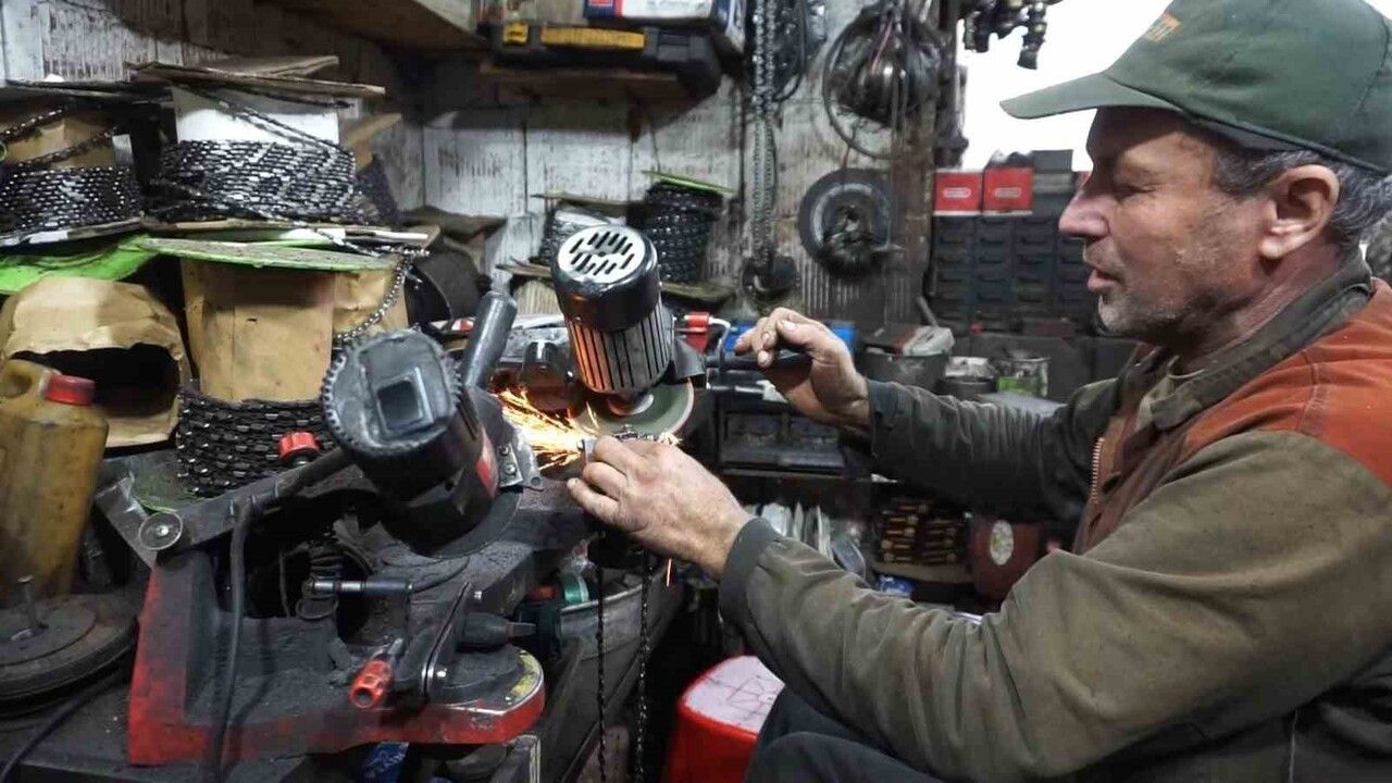 Burdur'da yüzde 94 engelli kalan marangoz, sıfırdan öğrendiği tamirle hayata tutundu