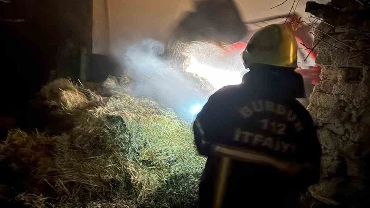 Burdur İlyas köyünde samanlık yangını: Yaklaşık 2 bin balya zarar gördü