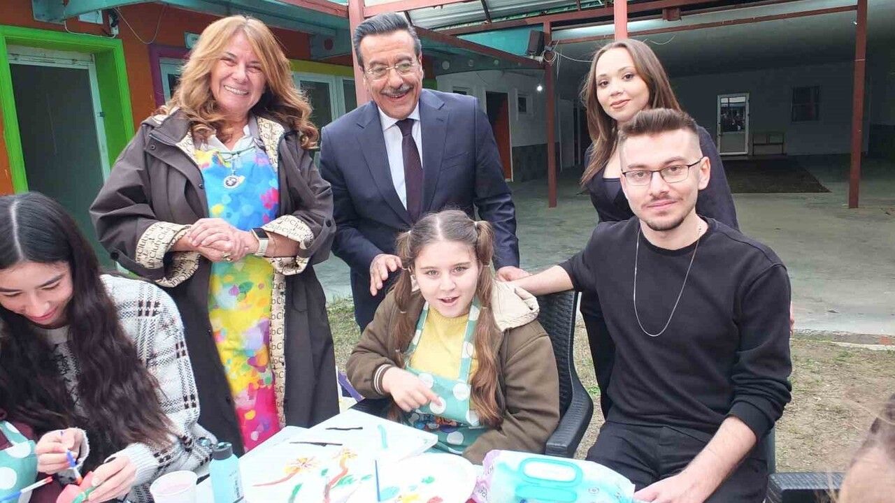 Burhaniye'de BUBFA'nın 'Renklerle Umut' Projesiyle Özel Öğrencilerle Resim Atölyesi