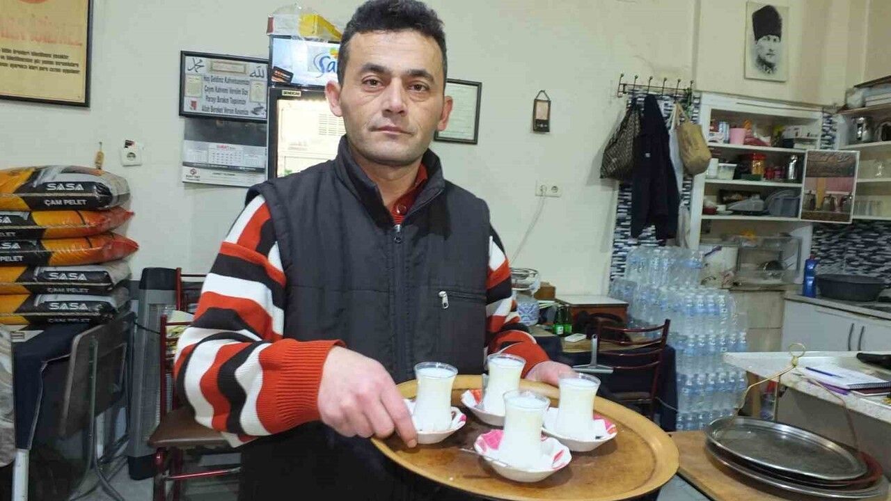 Burhaniye'de kahvehanelerde süt servisi yayılıyor: Günlük tüketim 15 litreyi buluyor