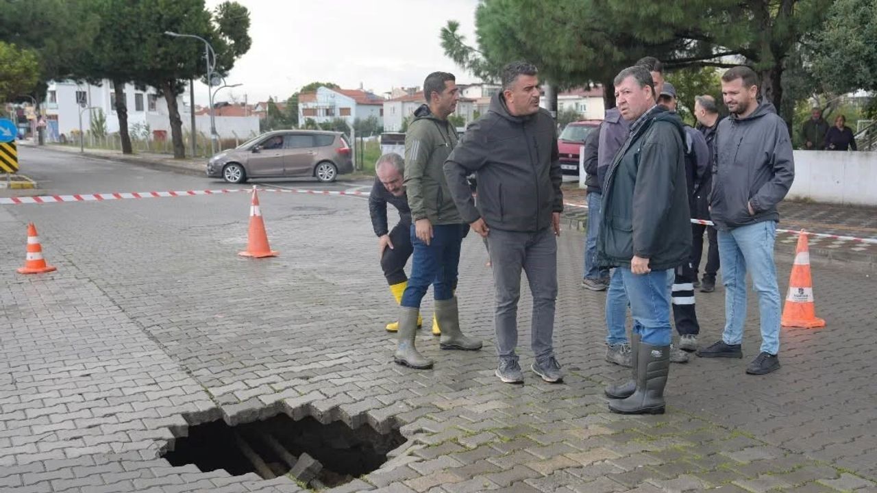 Burhaniye’de Ören Mahallesi’nde çöken kanalizasyon hattı nedeniyle yol ulaşıma kapatıldı