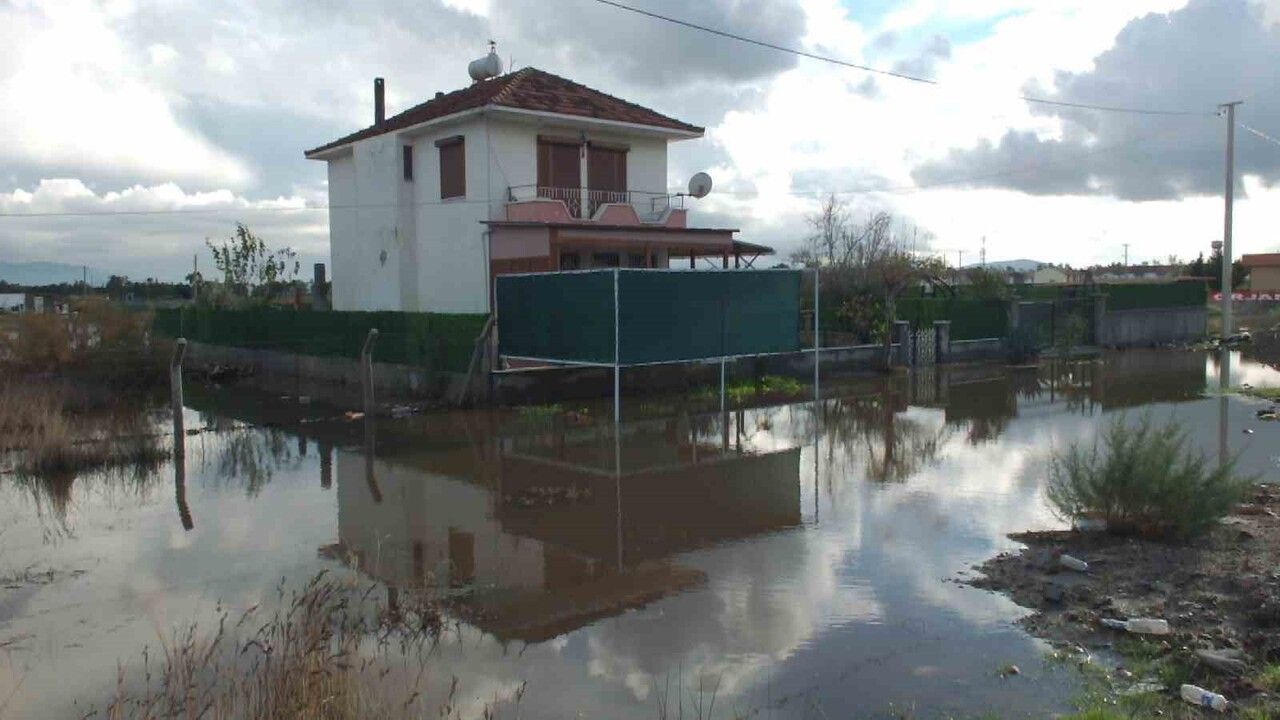 Burhaniye'de sağanak: yazlıklar ve tarım arazileri su altında kaldı