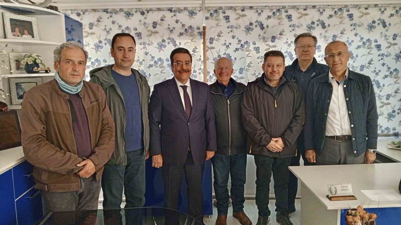 Burhaniye Kaymakamı Cumali Atilla, Eğitim Faaliyetlerini Destekleme Derneğini Ziyaret Etti