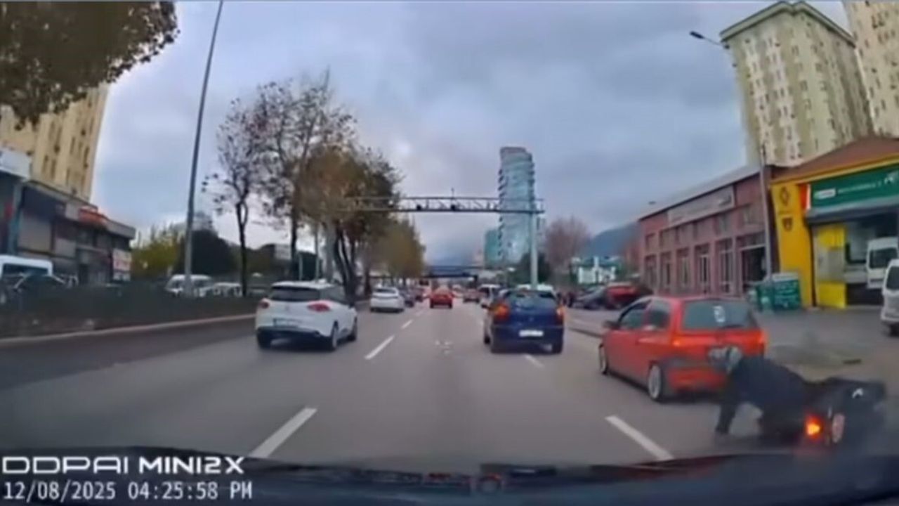 Bursa-Ankara Yolu'nda Motosiklet Sürücüsünün Ani Manevrası Sonrası Düşüş Kamerada