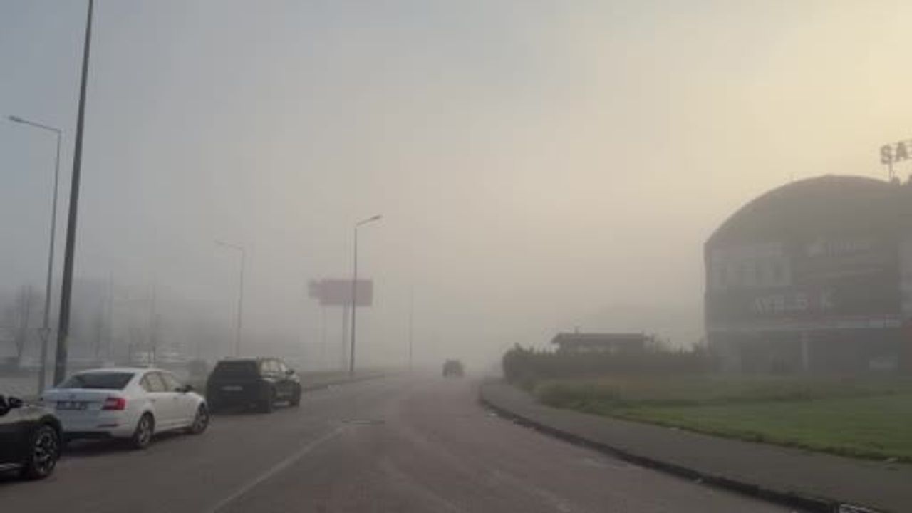 Bursa-Balıkesir Karayolunda Sabah Yoğun Sis: Görüş Mesafesi 20 Metreye Düştü