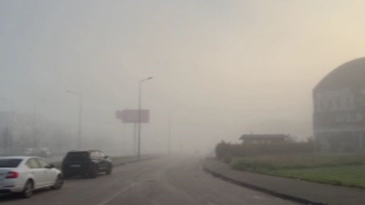 Bursa-Balıkesir Karayolunda Yoğun Sis: Görüş Mesafesi Yer Yer 20 Metreye Düştü