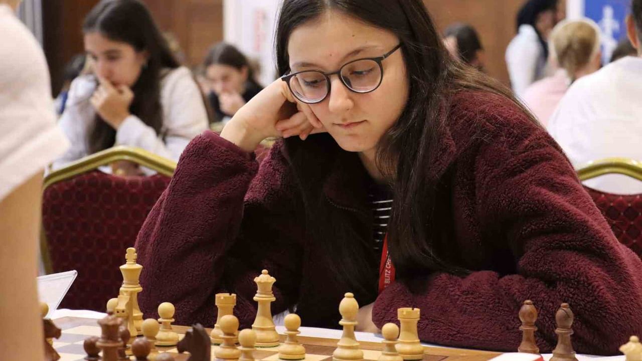 Bursa Büyükşehir Belediyesporlu Arya Aydoğan, Dünya Hızlı Satrançta 15 Yaş Kızlarda 4. Oldu