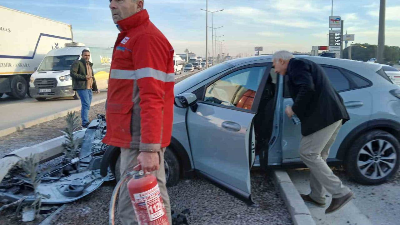 Bursa-Çanakkale yolunda aydınlatma direğine çarpan araçtaki sürücü hafif yaralı