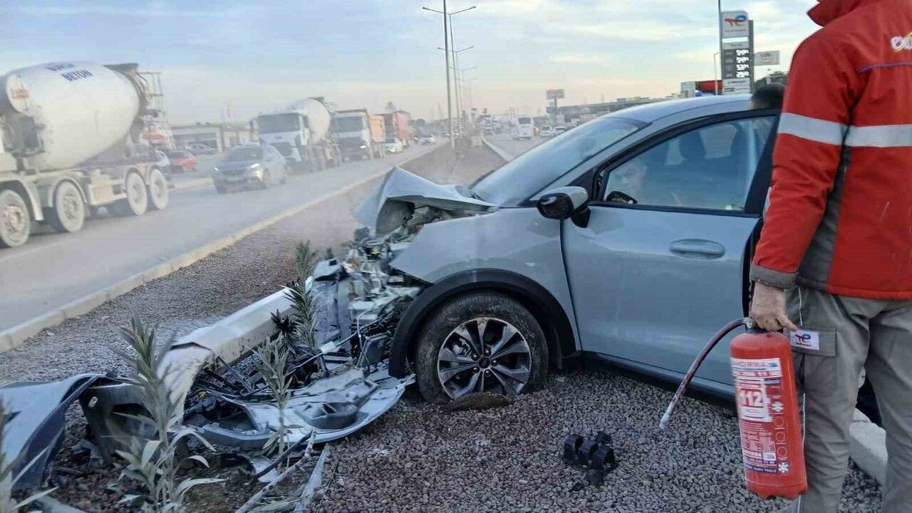 Bursa-Çanakkale yolunda aydınlatma direğine çarpan otomobil hurdaya döndü; sürücü yaralı