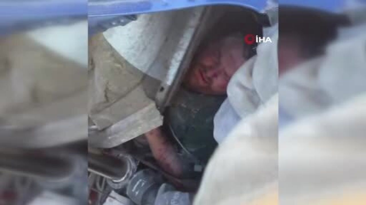 Bursa Çevre Yolu'nda kamyon bariyere çarptı: Sürücü itfaiyenin operasyonuyla kurtarıldı