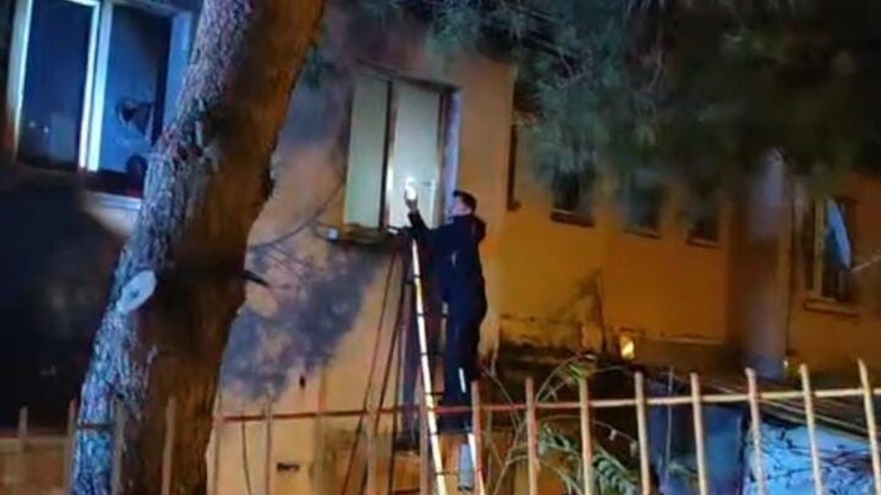 Bursa'da 2. katta çıkan yangında yoğun duman: 1 kişi itfaiye tarafından kurtarıldı