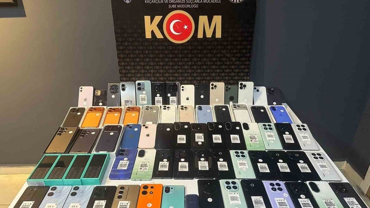 Bursa’da 3 milyon TL değerinde 70 gümrük kaçağı cep telefonu ve 235 USB kablo ele geçirildi