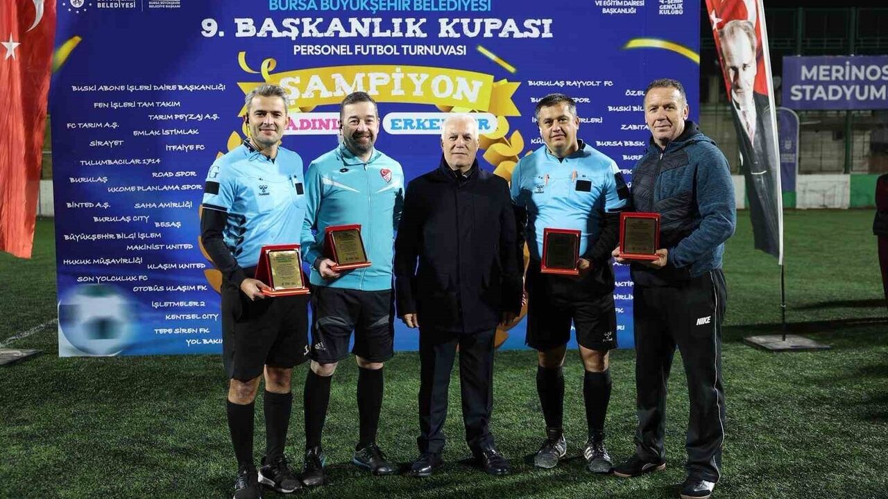 Bursa'da 9. Başkanlık Kupası Personel Futbol Turnuvası'nda şampiyonlar belli oldu