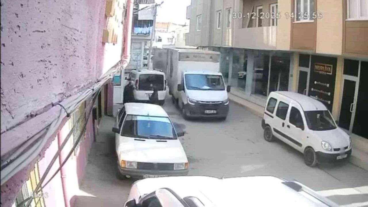 Bursa'da açık kalan ekmek kamyonetinin arka kapağı genç kızı düşürdü