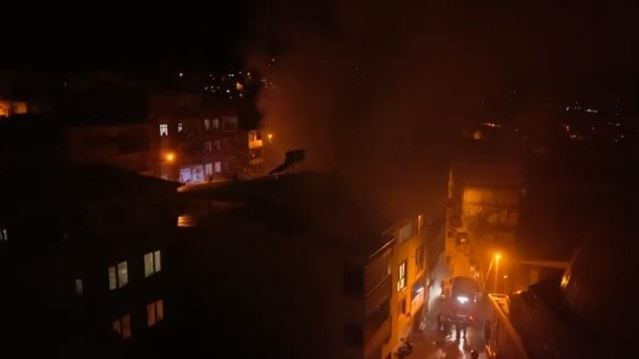 Bursa'da apartman deposunda araç aküsü yangını: 1 kişi hastaneye kaldırıldı