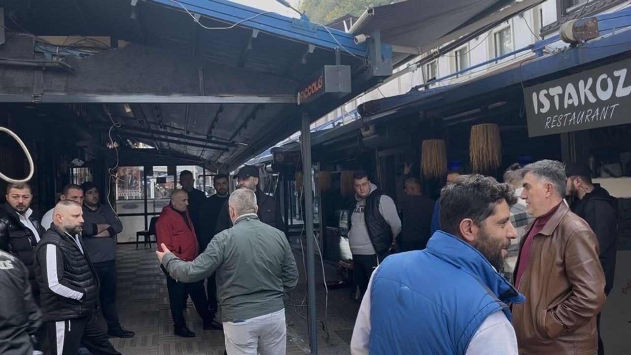 Bursa'da Arap Şükrü Sokağı'nda tenteler ve cam bölmeler kaldırılıyor