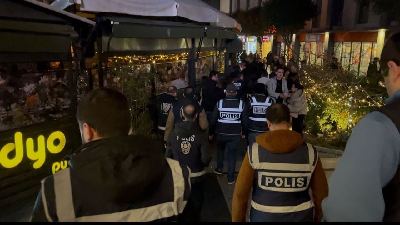 Bursa'da asayiş uygulamaları: Aranan şahıslar yakalandı, ruhsatsız silah ve kumar malzemeleri ele geçirildi