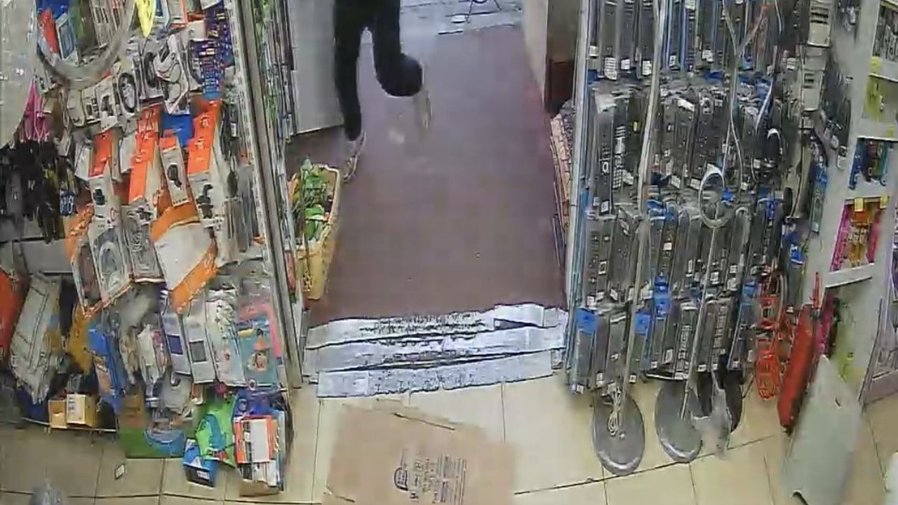 Bursa'da cadde ortasında silahlı kovalamaca: Hedefi son anda dükkâna sığınarak kurtuldu