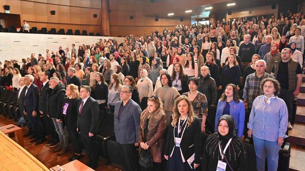 Bursa’da ‘Eğitimde Yeni Yaklaşımlar Konferansı’ öğretmenlerin yoğun katılımıyla gerçekleştirildi