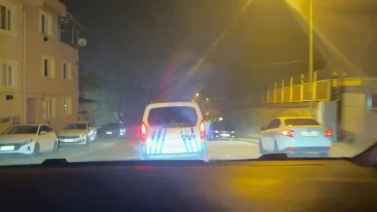 Bursa'da ev baskınında ruhsatsız silahlar ve yaklaşık 600 mermi ele geçirildi, 2 gözaltı