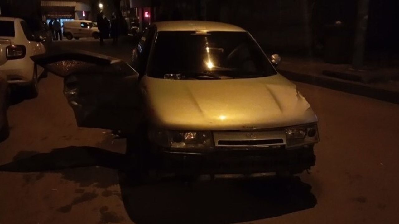 Bursa'da gece saatlerinde sıkışmalı kaza: 2 kişi yaralandı