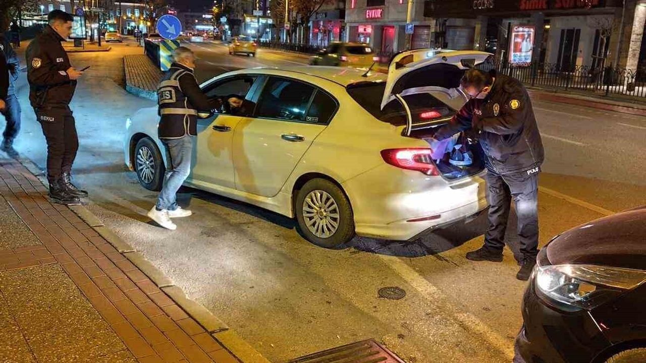 Bursa’da geniş kapsamlı asayiş uygulaması: Aranan şahıslar yakalandı, uyuşturucu ve silah ele geçirildi