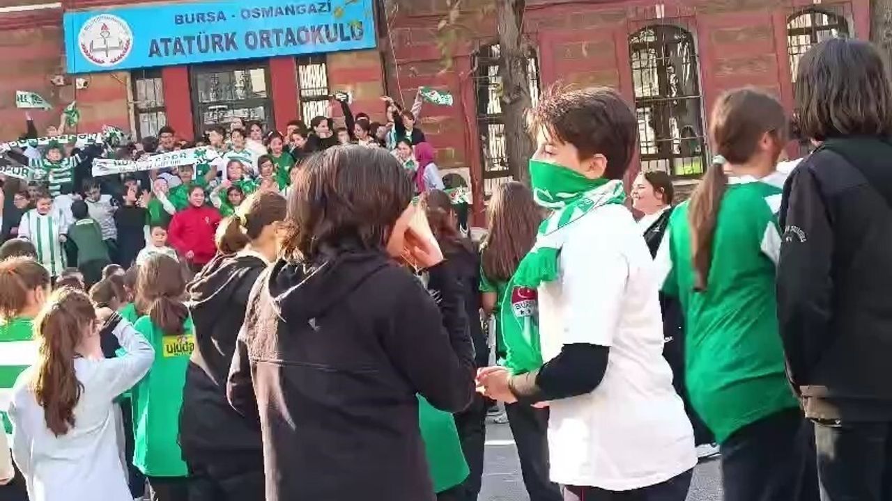 Bursa'da Her Ayın 16'sı 'Bursa Spor Günü' İlan Edildi: Öğrenciler Kulüp Formalarıyla Okula Gidebilecek