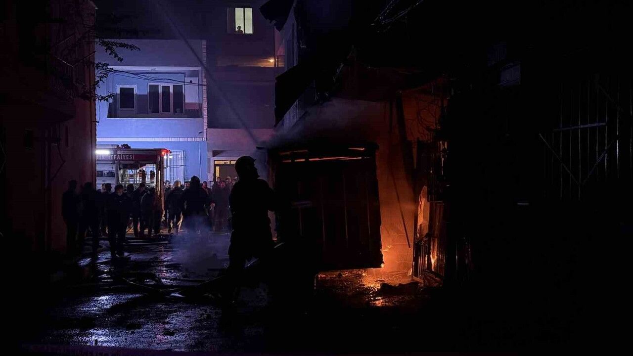 Bursa'da iki binayı saran yangında şehit polis İlyas Kaygusuz'un babasının evi zarar gördü