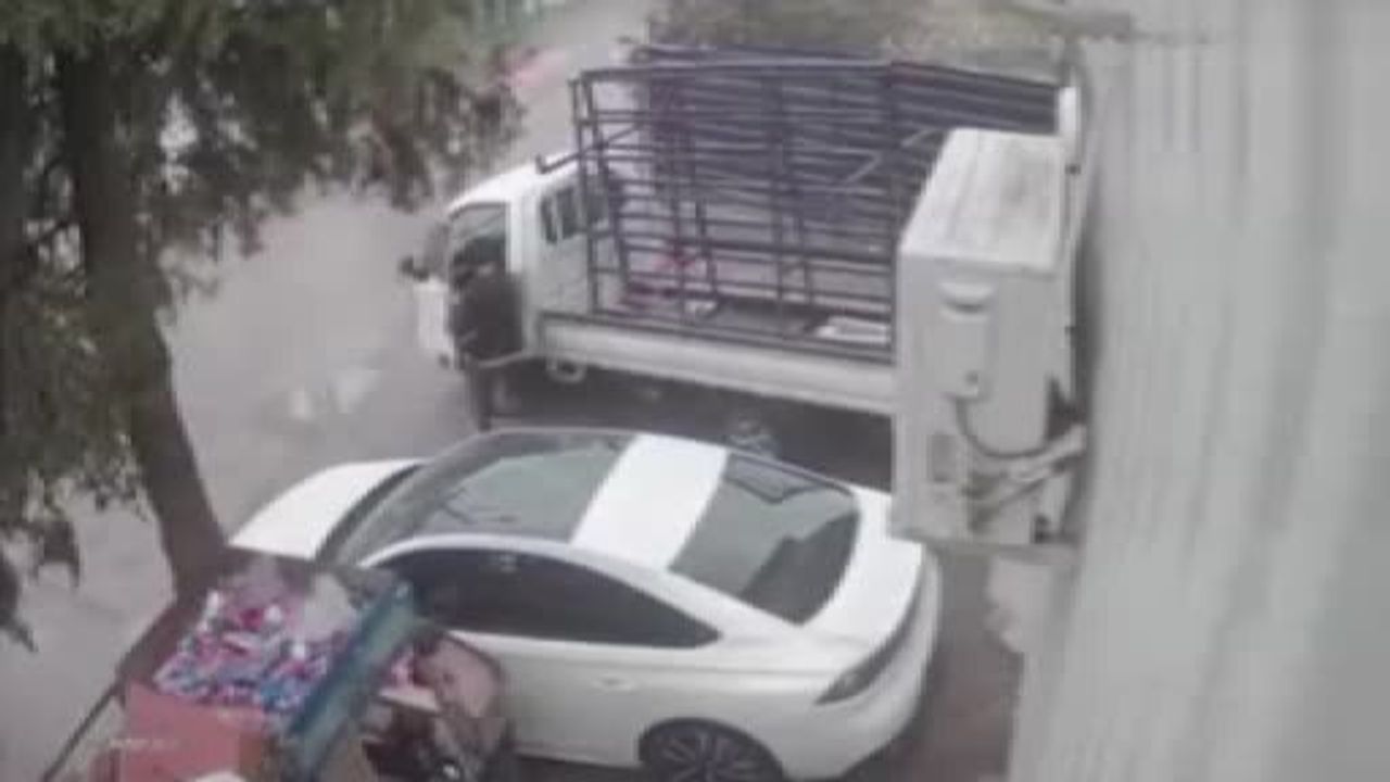 Bursa'da kamyonetin çarptığı scooter sürücüsü kurtarılamadı; güvenlik kamerası görüntüleri ortaya çıktı