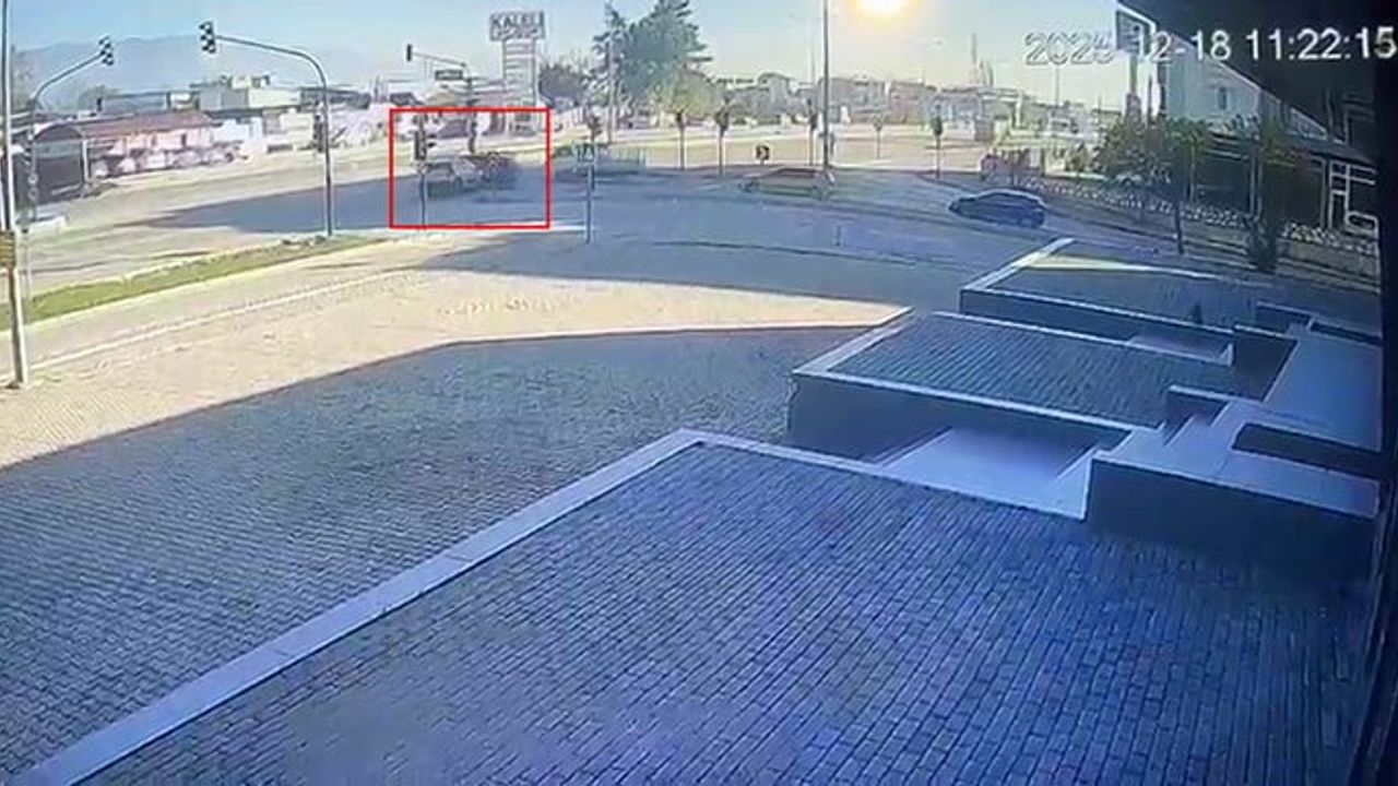 Bursa'da kırmızı ışık ihlali kavşakta çarpışmaya yol açtı: 2 kadın yaralandı