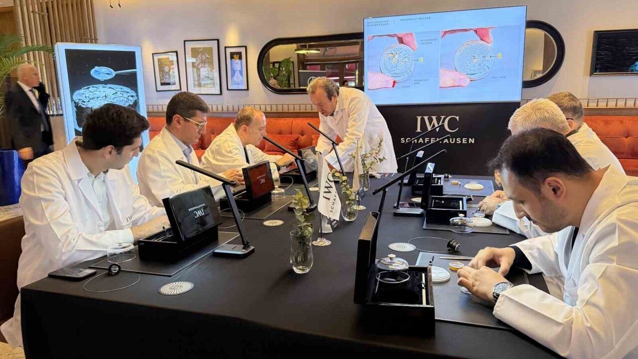 Bursa'da koleksiyonerler dünyaca ünlü marka saatlerinin mekanizmalarını söküp yeniden monte etti