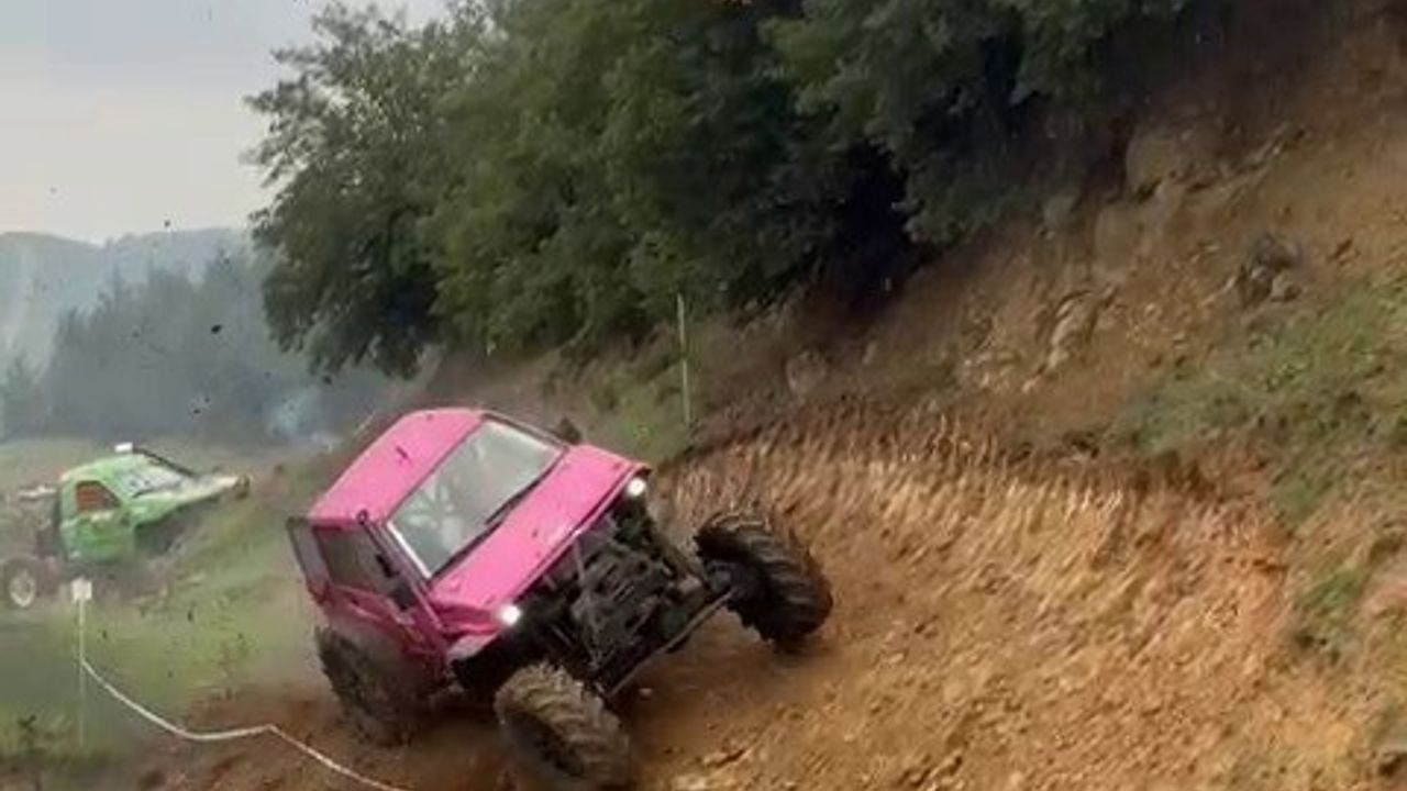 Bursa'da off-road yarışında araç takla attı — sürücü yara almadan çıktı