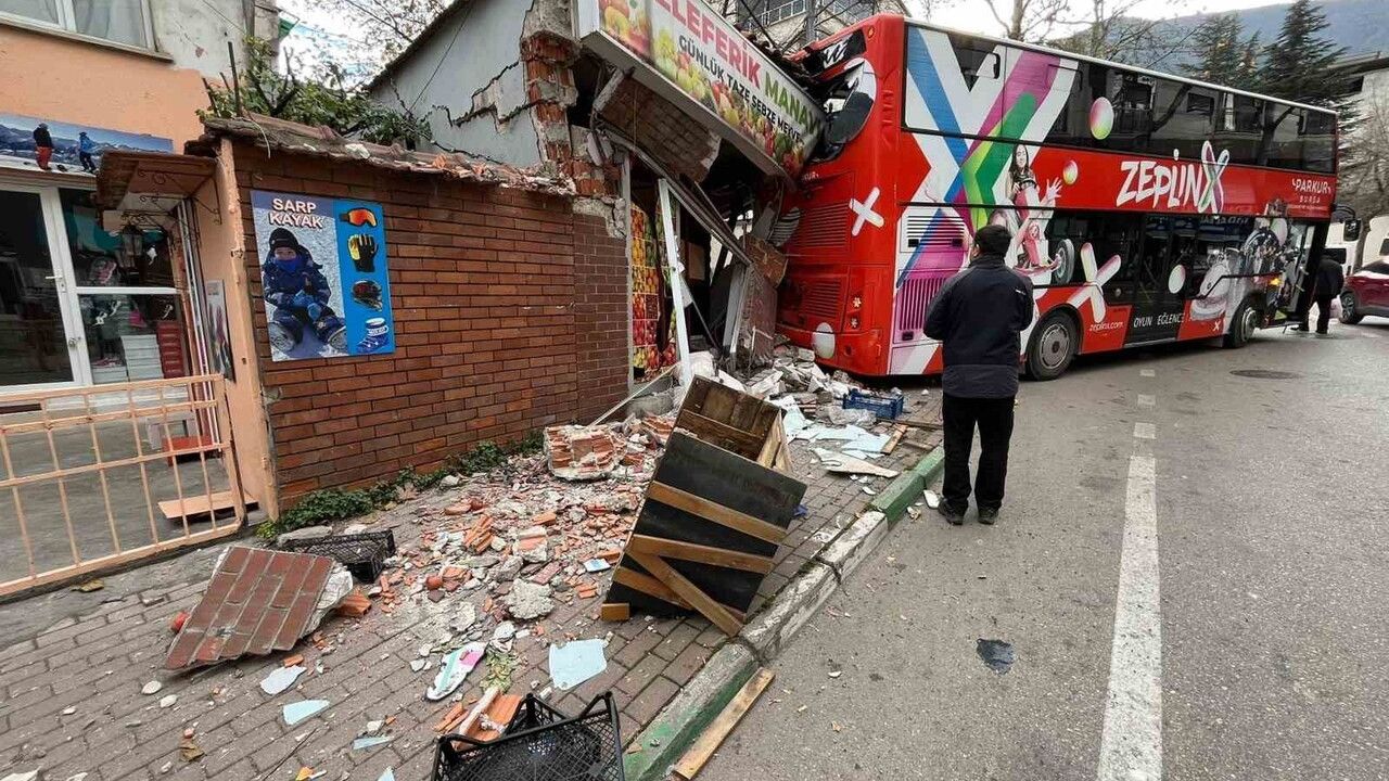 Bursa'da okul önünde imdat freni boşalan tur otobüsü manava çarptı, yaralanan yok