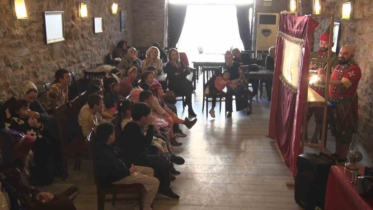 Bursa'da özel eğitim öğretmeni Ümmühan Keyif Koç, öğrencileri için 80'ler temalı etkinlik düzenledi