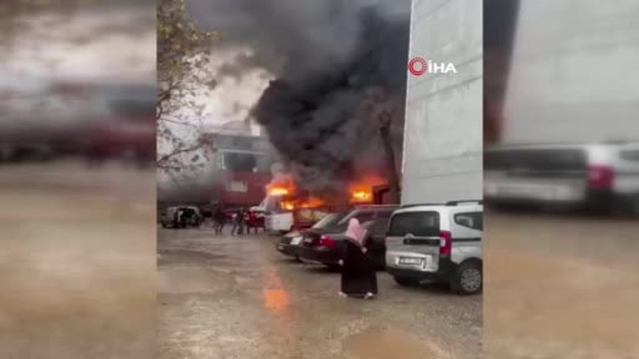 Bursa’da park halindeki midibüste çıkan yangın yanındaki otomobile sıçradı