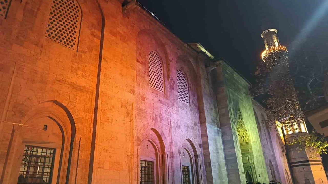 Bursa'da Regaip Kandili: Ulu Cami'de Cemaat Yatsı Namazında Bir Araya Geldi