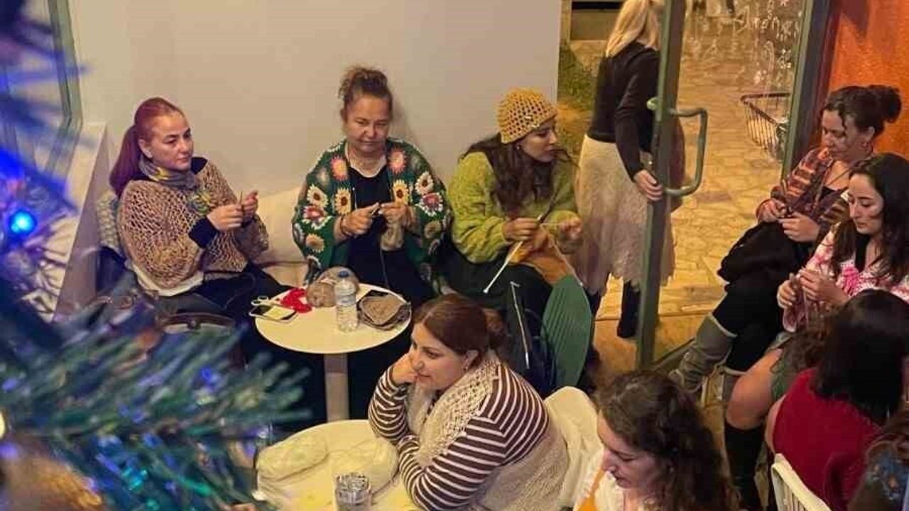 Bursa'da Reglan Kafe'de 'Örgünü Giy Gel' Yarışması: 24 Katılımcı Tasarımlarını Sergiledi