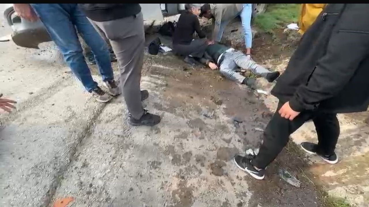 Bursa'da şeker pancarı yüklü tırın devrilmesi: Hal Kavşağı'nda 5 yaralı (1'i ağır)