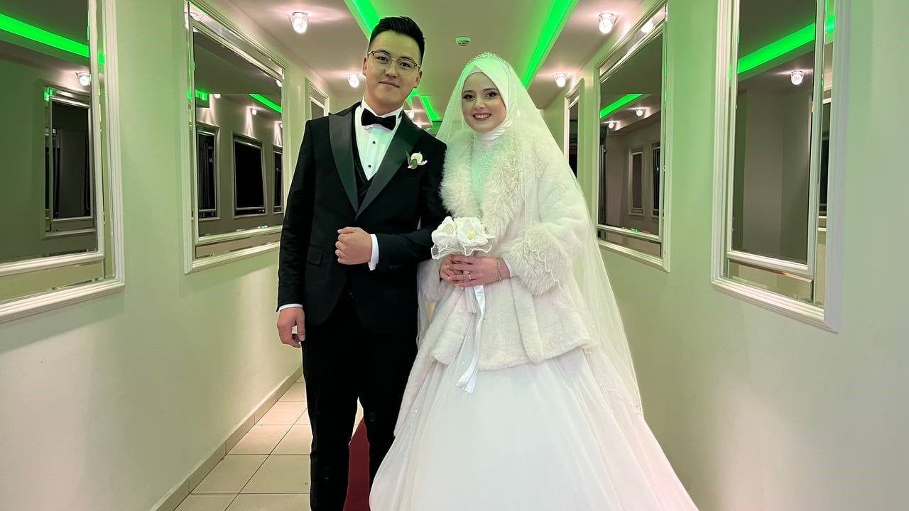 Bursa’da sosyal medyada destek toplayan Kırgız damat düğününde yalnız kalmadı