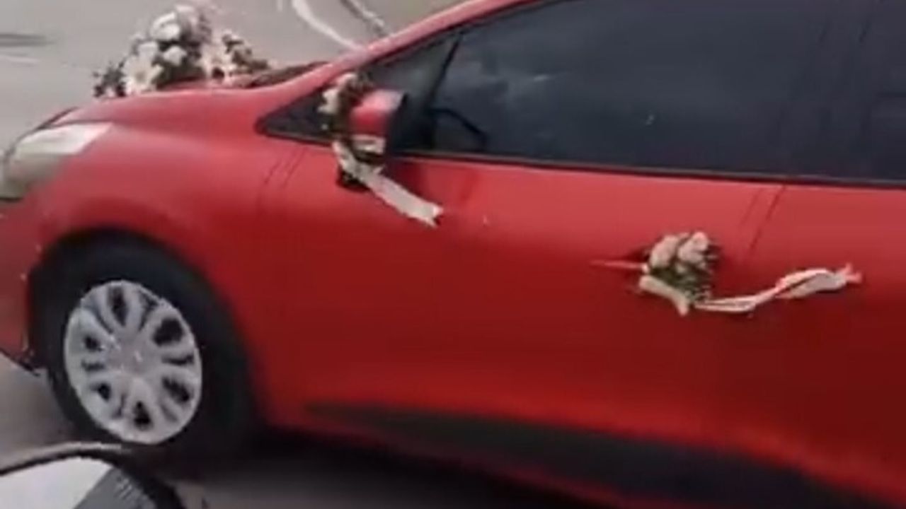 Bursa'da süslü otomobil ve esprili boşanma notu trafikte tebessüm ettirdi