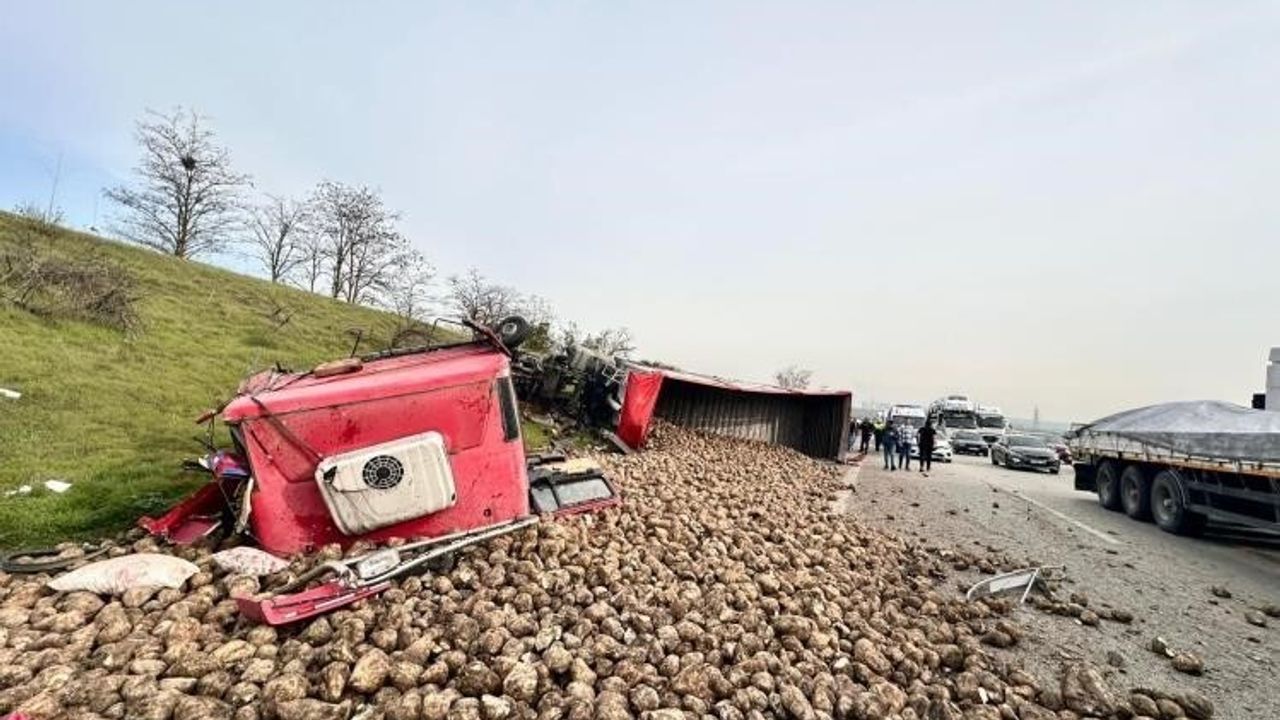 Bursa'da tırın yol kenarındaki araçlara çarpması: 1 ölü, 3 yaralı