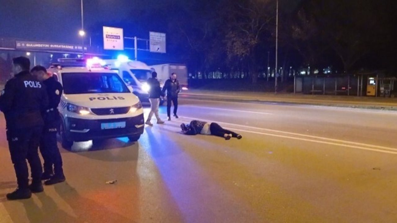 Bursa'da üst geçidi kullanmayan kişi ana yolda otomobil çarpması sonucu yaralandı