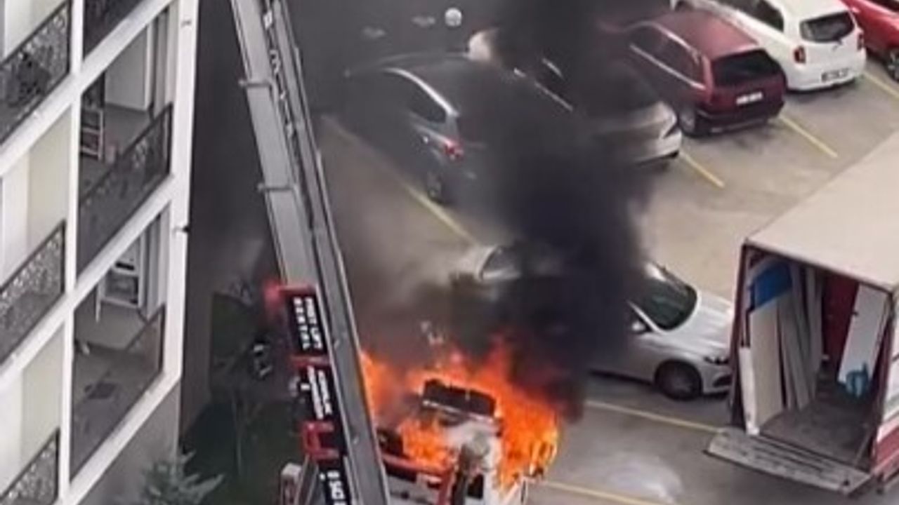 Bursa'da vinçli kamyon kabininde yangın: 6. kattaki nakliyat sırasında alevler yükseldi