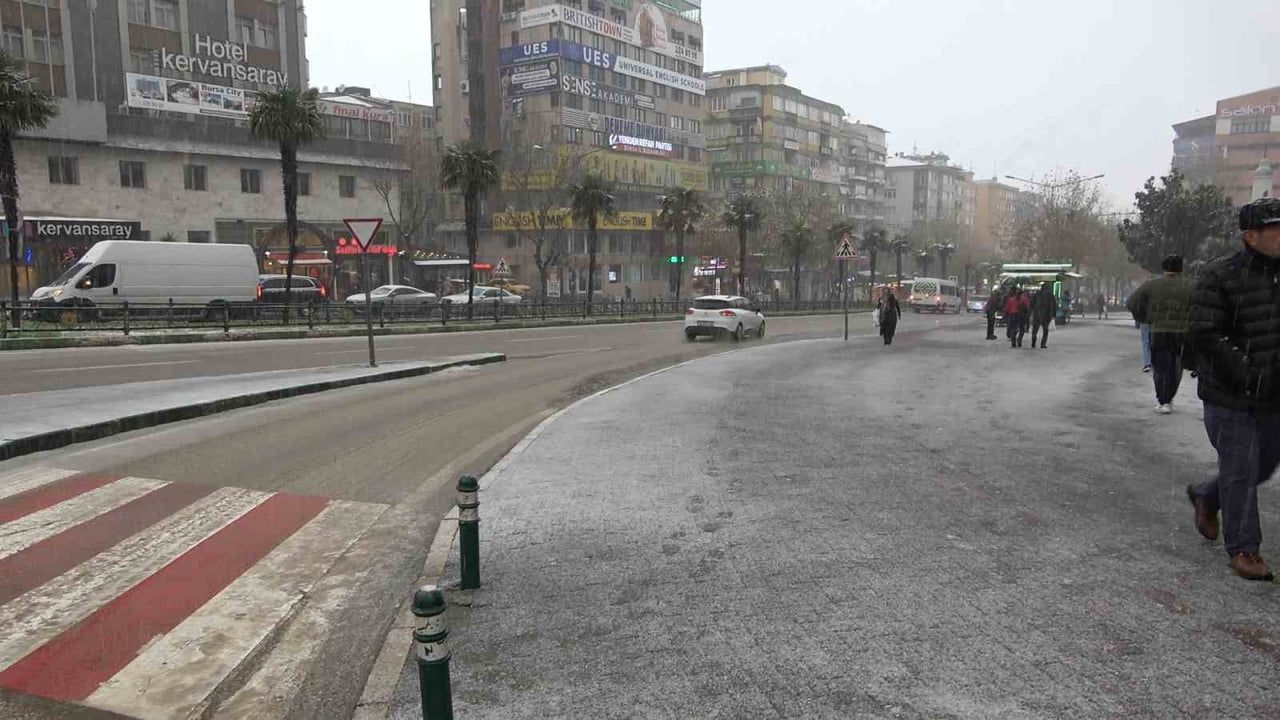 Bursa'da yılın son gününde kar yağışı kent merkezini kısa sürede beyaza bürüdü